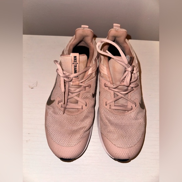 Nike Legend Essential Women 11  Training Shoe  Gym Sneaker - Picture 1 of 4